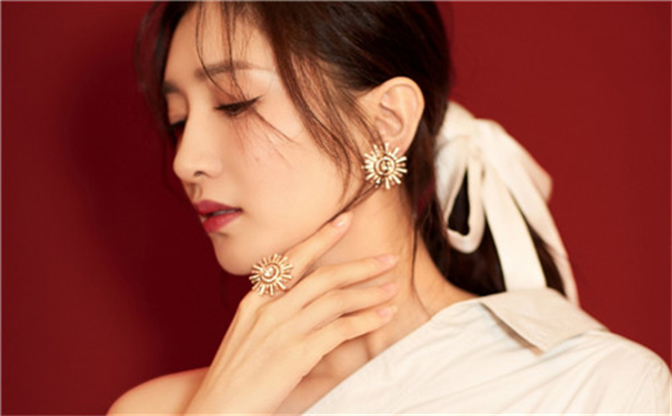 亚洲一卡2卡3卡4卡5卡精品贴